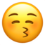 csókoló arc lehunyt szemmel Emoji (Apple)